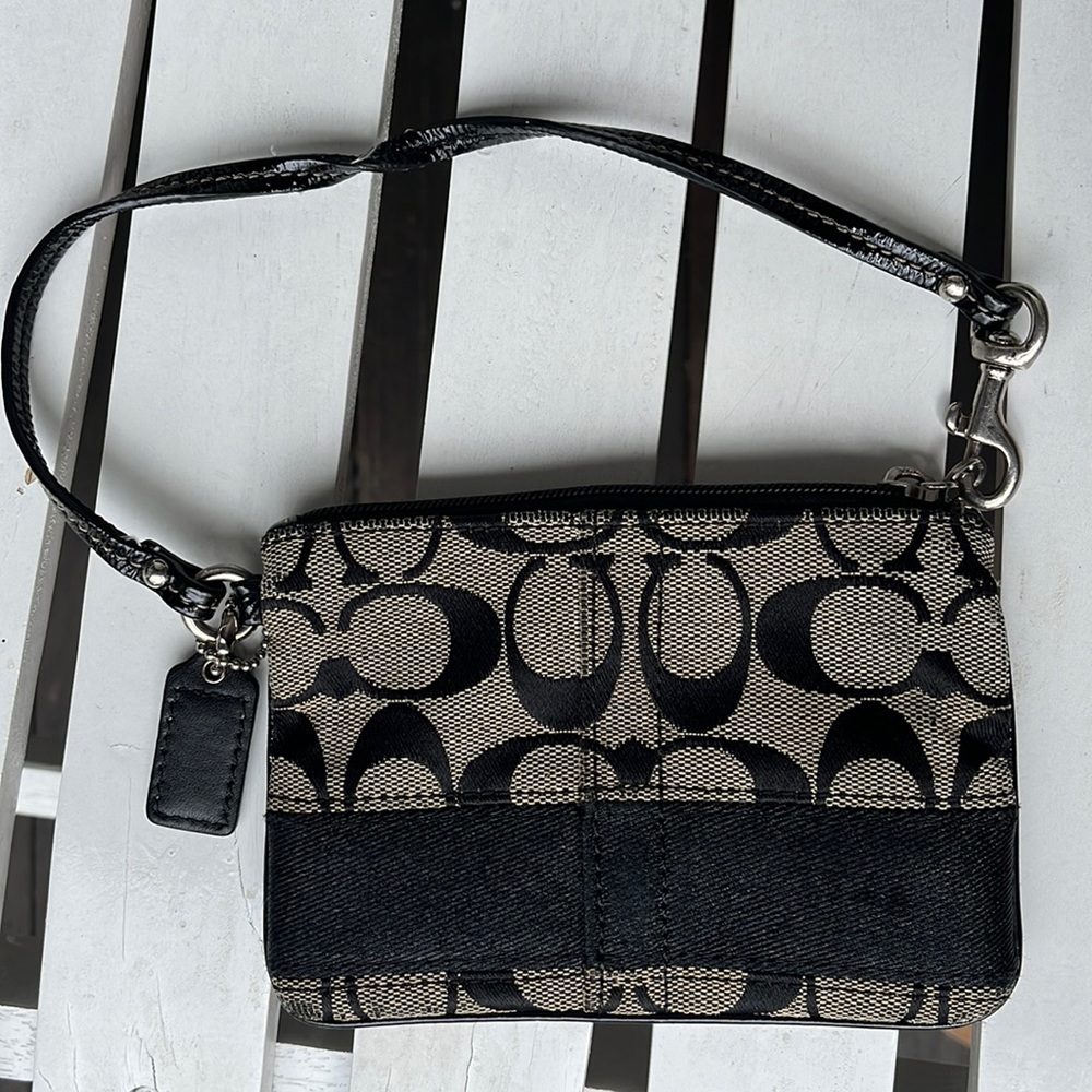 ☀️Coach Wristlet - Picture 1 of 7